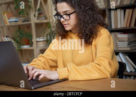 Studente ispanico di scuola di teen girl usando il elearning del laptop in linea. Foto Stock