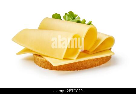 Fette di formaggio con insalata a foglia su pezzo di pane. Sandwich isolato su sfondo bianco. Foto Stock