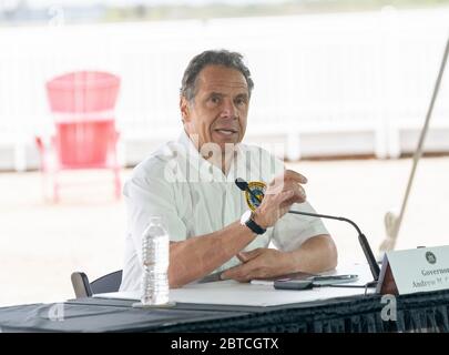 Wantagh, Stati Uniti. 24 maggio 2020. Il governatore Andrew Cuomo fa un annuncio e tiene anche un briefing stampa sulla COVID-19 Response al Jones Beach Theatre durante il weekend del Memorial Day. Credit: SOPA Images Limited/Alamy Live News Foto Stock