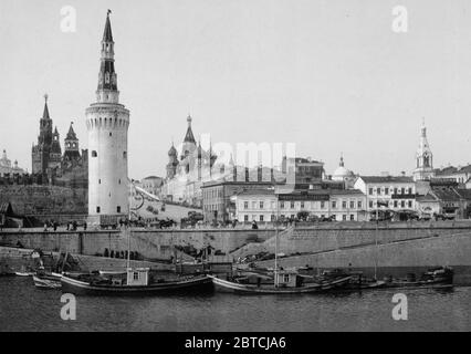 Il Cremlino verso il luogo rouge, Mosca, Russia ca. 1890-1900 Foto Stock