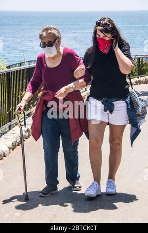 Una donna e sua madre indossano maschere, su una passeggiata Laguna Beach, California, Stati Uniti Foto Stock