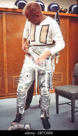 (20 febbraio 1962) --- astronauta John H. Glenn Jr. dons spacesuit durante le operazioni di preflight di Cape Canaveral, il 20 febbraio 1962, il giorno ha volato il suo Mercury-Atlas 6 veicoli spaziali, amicizia 7, in volo orbitale attorno alla terra. Foto Stock