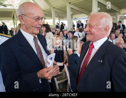 Apollo 11 astronauti Michael Collins, a sinistra e a Buzz Aldrin parlare in privato un memoriale di servizio che celebra la vita di Neil Armstrong, 31 agosto 2012, a Camargo Club di Cincinnati. (NASA/Bill Ingalls) Foto Stock