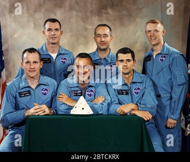 La Nazionale Aeronautica e Spaziale Administration (NASA) è il nome di questi astronauti come il primo equipaggio del primo manned Apollo volo spaziale. Da sinistra a destra, sono Edward H. White II, il pilota del modulo di comando; Virgilio I. Grissom, comandante della missione; e Roger B. Chaffee, modulo lunare pilota. Sulla seconda riga sono l' Apollo 1 backup i membri di equipaggio, astronauti David R. Scott, James McDivitt A. e Russell L. Schweickart. Foto Stock