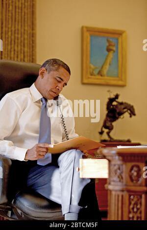 Il presidente Barack Obama ha letto la lettera a sinistra nell'Ufficio Ovale Resolute Desk per lui il giorno precedente, dall ex Presidente George W Bush. La lettera inviata dal presidente precedente al presidente in arrivo è diventato una casa bianca tradizione. 1/21/09 Foto Stock