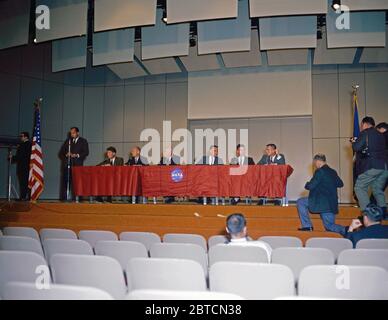 (13 aprile 1964) --- si è tenuta una conferenza stampa nel Bldg. 1 auditorium presso la NASA presidiata centro di veicolo spaziale di annunciare il primo astronauta Gemini selezioni. Rappresentato da sinistra a destra sono Paolo Haney, MSC Public Affairs Officer (in piedi); gli astronauti Walter Schirra e Thomas Stafford; il dottor Robert Gilruth, direttore di MSC; gli astronauti Virgil Grissom e John Young; e Donald K. Slayton, Assistente direttore di equipaggio di volo operazioni a MSC. Foto Stock