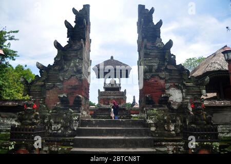 Antico ingresso al santuario interno di pura Taman Ayun o al tempio di Mengwi significativo sito archeologico indù per i viaggiatori visita e resp Foto Stock