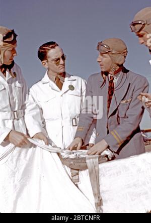 Istruttore per spiegare il funzionamento di un paracadute di allievi piloti, Meacham Campo, Fort Worth, Tex. Gennaio 1942 Foto Stock