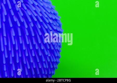 Virus come una palla di gomma morbida isolata su sfondo solido Foto Stock
