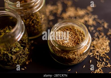 Spezie, cumino per cibo su un tavolo per la cucina Foto Stock