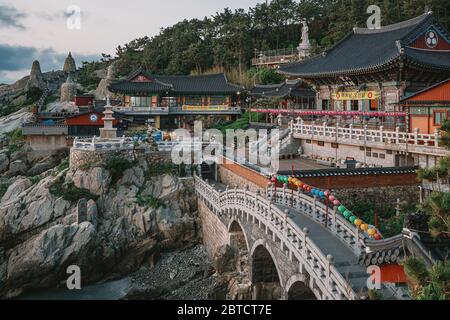 Busan, Corea del Sud - 22 maggio 2020: Haedong Yonggungsa, autopubblicizzato come il tempio più bello della Corea, si trova su una costa rocciosa a nord di Busan. Foto Stock