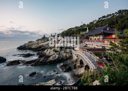 Busan, Corea del Sud - 22 maggio 2020: Haedong Yonggungsa, autopubblicizzato come il tempio più bello della Corea, si trova su una costa rocciosa a nord di Busan. Foto Stock