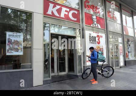 KFC APERTO SOLO PER I SERVIZI DI CONSEGNA E DI TAKE AWAY Foto Stock