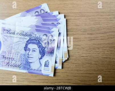 Banconote e monete in polimero in sterlina britannica Foto Stock