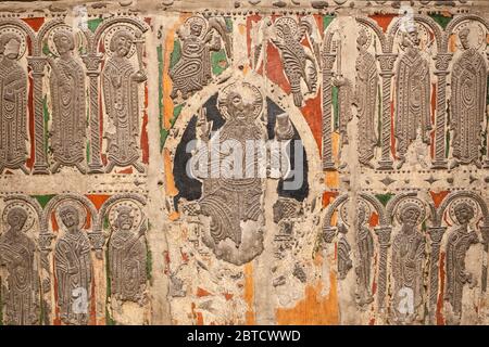 Barcellona, Spagna - 26 dicembre 2019: Altare frontale da Esterri de Cardos. Museo Nazionale d'Arte della Catalogna, Barcellona, Spagna Foto Stock