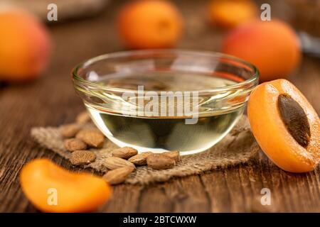 Olio del kernel di albicocca come primo piano dettagliato (fuoco selettivo) Foto Stock