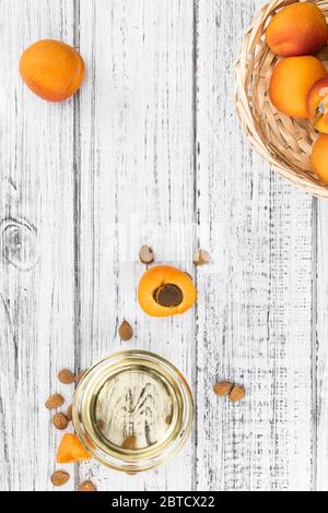 Alcuni oli di grappoli di Apricot come primo piano dettagliato (fuoco selettivo) Foto Stock