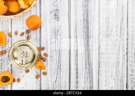 Olio del kernel di albicocca come primo piano dettagliato (fuoco selettivo) Foto Stock