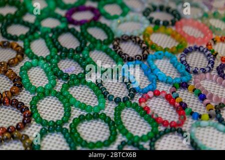 Ampia selezione di colorati braccialetti in giada e altri gioielli con etichette di prezzo in esposizione al mercato di Chinatown a Singapore Foto Stock