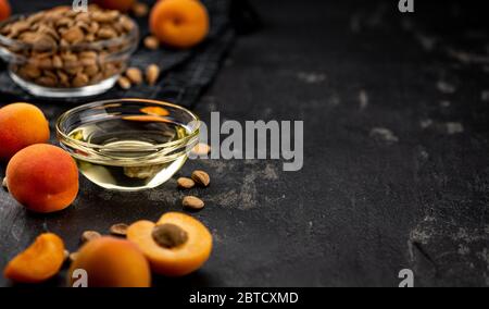 Alcuni oli di grappoli di Apricot come primo piano dettagliato (fuoco selettivo) Foto Stock