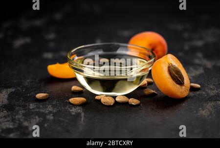 Olio del kernel di albicocca come primo piano dettagliato (fuoco selettivo) Foto Stock
