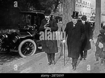 Georges Clemenceau, PM di Francia, che voterà nelle elezioni a Versailles Francia ca. 1910-1915 Foto Stock