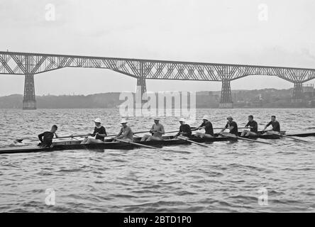 Il team dell'equipaggio della Cornell University sul fiume Hudson, Poughkeepsie Railroad Bridge sullo sfondo ca. 1912 Foto Stock