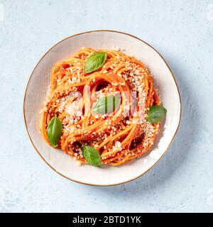 Pasta italiana. Spaghetti con salsa di pomodoro, formaggio e basilico, pallino quadrato Foto Stock