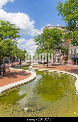 Il canale Cascade si trova nella strada principale di Hoogeveen, Paesi Bassi Foto Stock