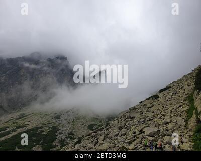 Nuvole e nebbia in montagna Foto Stock