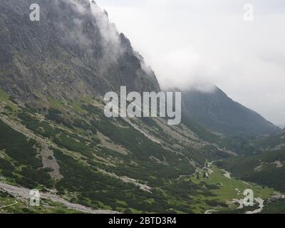 Paesaggio di alta montagna con nuvole Foto Stock