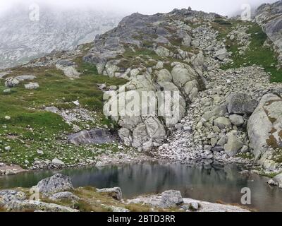 Piccolo stagno in cima alla montagna Foto Stock