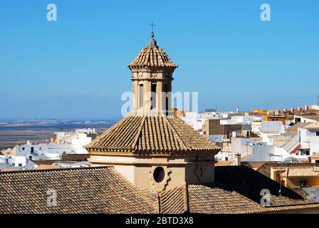 Vista in alto della chiesa della Misericordia (Iglesia de la Merced) e degli edifici cittadini, Osuna, Provincia di Siviglia, Andalusia, Spagna, Europa. Foto Stock