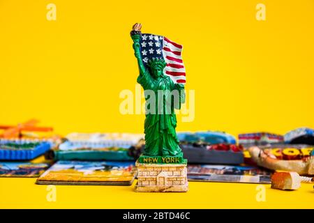 Magnete di New york su sfondo giallo, statua della libertà, concetto di viaggio Foto Stock