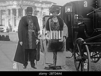 Mirza Ali Gholi (Kuli) Khan, Persiano Charge d'Affairs negli Stati Uniti, e sua moglie Florence Breed, di fronte alla Casa Bianca ca. 1913 Foto Stock