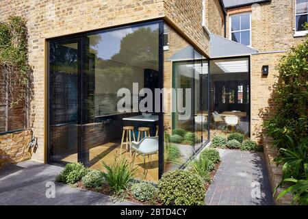 Angolo del progetto, mostra il vetro avvolgente. Long House, Londra, Regno Unito. Architetto: R2 Studio , 2018. Foto Stock