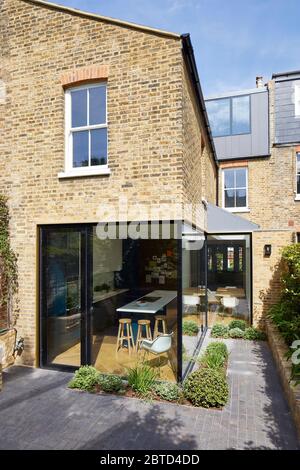 Angolo del progetto, mostra il vetro avvolgente. Long House, Londra, Regno Unito. Architetto: R2 Studio , 2018. Foto Stock