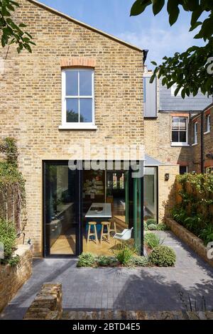 Angolo del progetto, mostra il vetro avvolgente. Long House, Londra, Regno Unito. Architetto: R2 Studio , 2018. Foto Stock