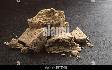 Pezzi di halva di girasole su sfondo nero Foto Stock