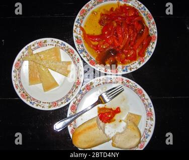 Selezione di tapas di peperoni rossi, formaggio manchego e pane croccante, quartiere di Santa Cruz, Siviglia, provincia di Siviglia, Andalusia, Spagna. Foto Stock