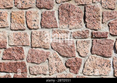 Pavimentazione vintage, pavimenti rossi per sfondo e consistenza, pareti in pietra arenaria vecchia calcarea Foto Stock