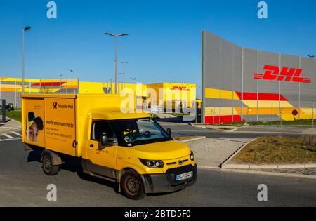 Bochum, zona della Ruhr, Renania Settentrionale-Vestfalia, Germania - DHL Logistik Paketzentrum, MARCO 517, conversione dell'ex sito di Opel Plant Bochum. Bochum, Ruh Foto Stock