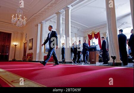 Il presidente Barack Obama si allontana dal podio dopo la consegna di una dichiarazione in merito alla American auto industry in Croce Hall, Grand Foyer della Casa Bianca. Foto Stock