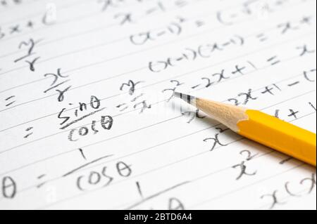 Background educativo concettuale con formule matematiche e matite. Foto Stock