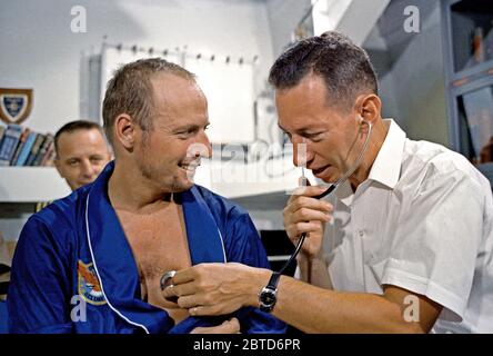 (29 agosto 1965) --- astronauta Charles Conrad Jr. ha la sua frequenza cardiaca controllati da un medico dopo la Gemini-5 missione. Foto Stock