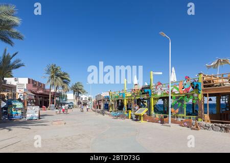 Corniche, lungo il lungomare di Dahab Dahab, Egitto Foto Stock
