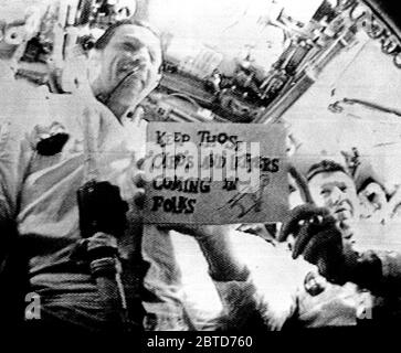 Il 14 ottobre 1968, l' Apollo 7 equipaggio divenne il primo a trasmesso in diretta televisiva da spazio. In questa foto, Walter M. Schirra Jr (destra) e F. Donn Eisele sono visti durante il primo live della trasmissione televisiva. Foto Stock