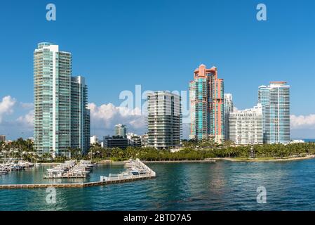 Miami, FL, Stati Uniti - 28 Aprile 2019: Alti e lussuosi condomini con vista sul parcheggio per barche sul Florida Intra-Coastal Waterway a Miami Beach Foto Stock