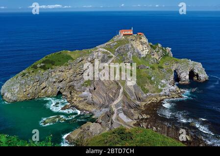 Isola rocciosa con piccola cappella e scalinata in pietra che la conduce Foto Stock