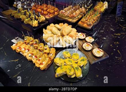 Varietà di finger food e spuntini (pintxos) in un tipico bar basco pintxos Foto Stock